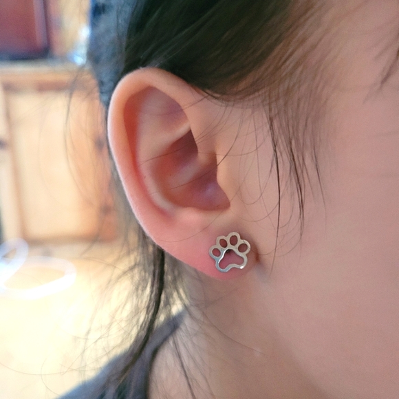 Set of cute dog paw shaped silver stainless steel earrings - Picture 4 of 4